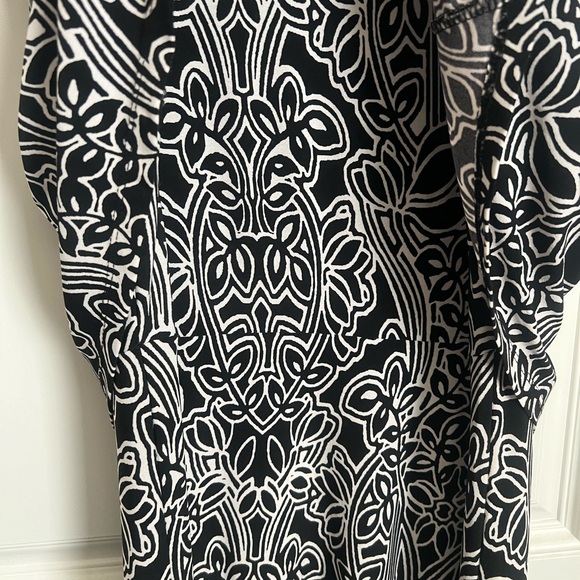 Sleeveless patterned dress with ruffle type top - Picture 8 of 16